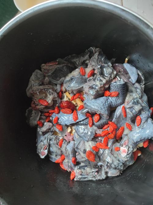 乌鸡的做法（土豆炖乌鸡的做法）